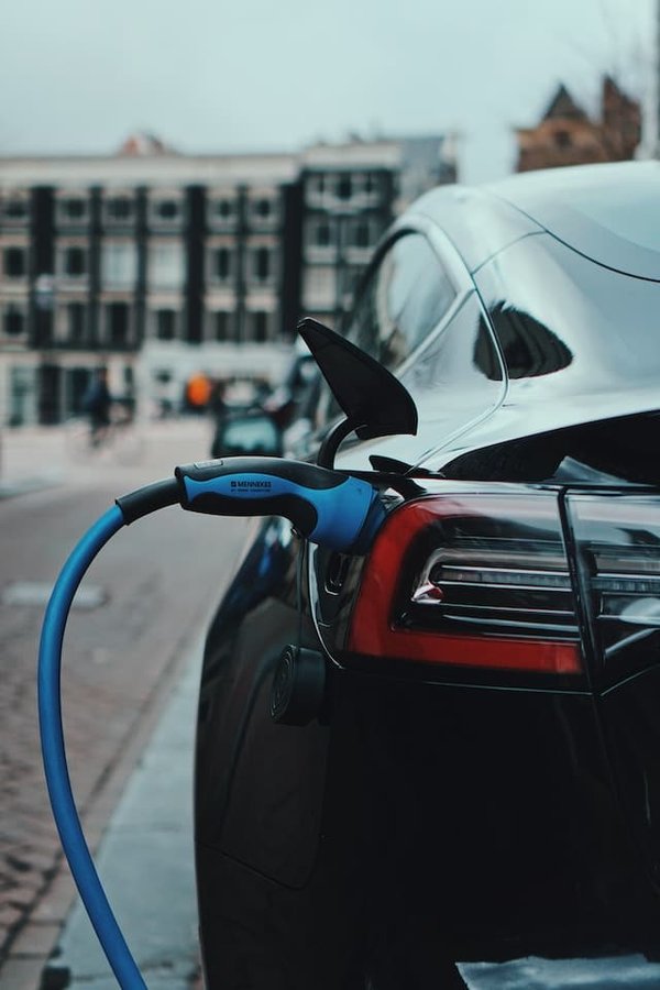 La montée en puissance des véhicules électriques : opportunités et défis